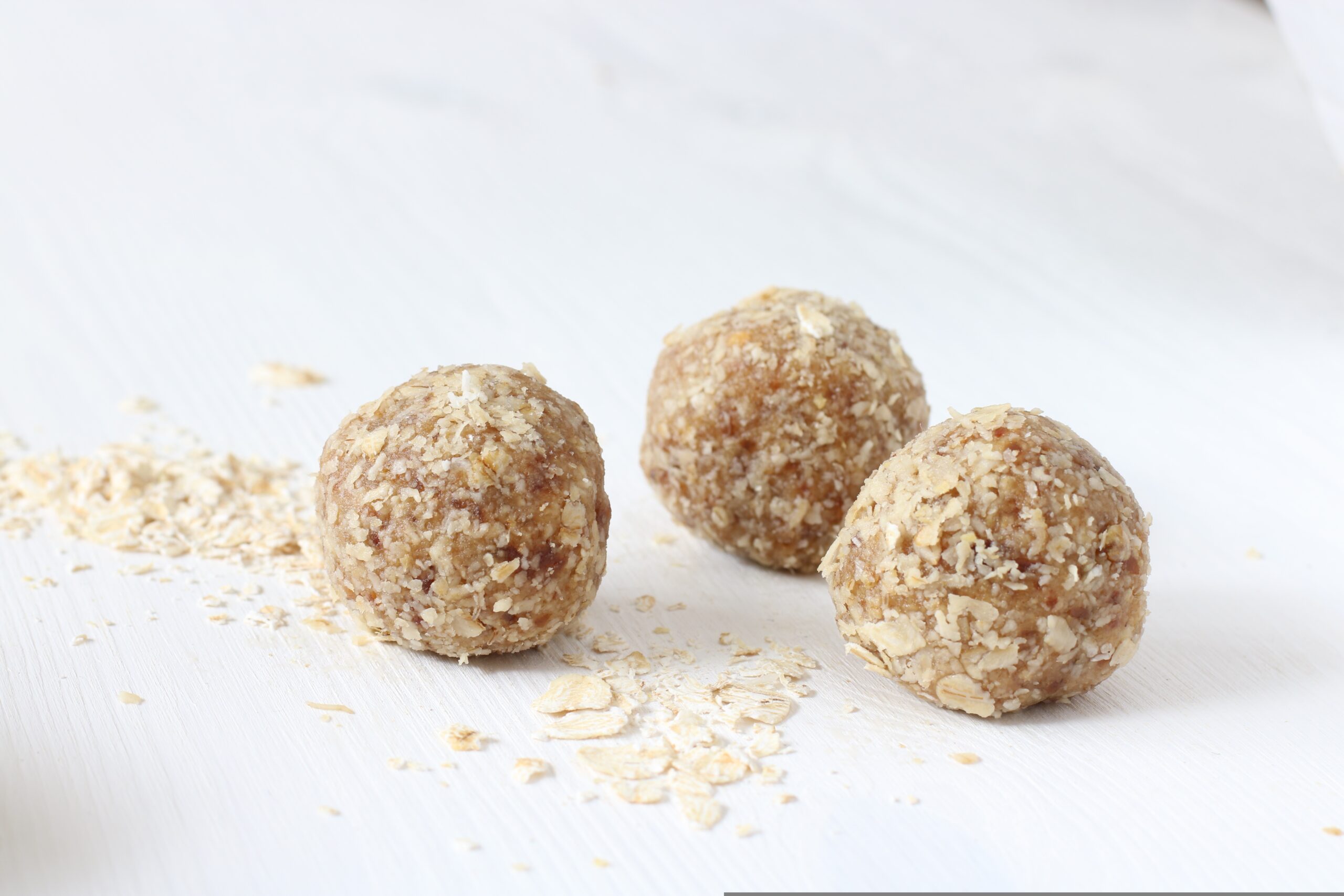 Photo représentant des energy balls ou boules d'énergie aux flocons d'avoine