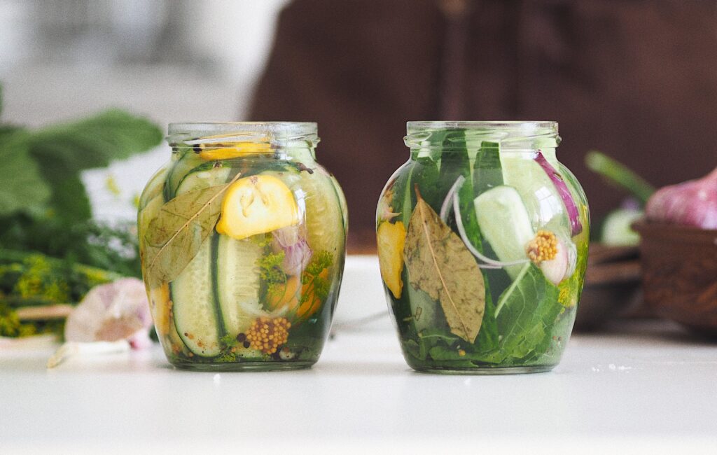 Photo représentant deux bocaux de légumes pour des préparations lactofermentées.