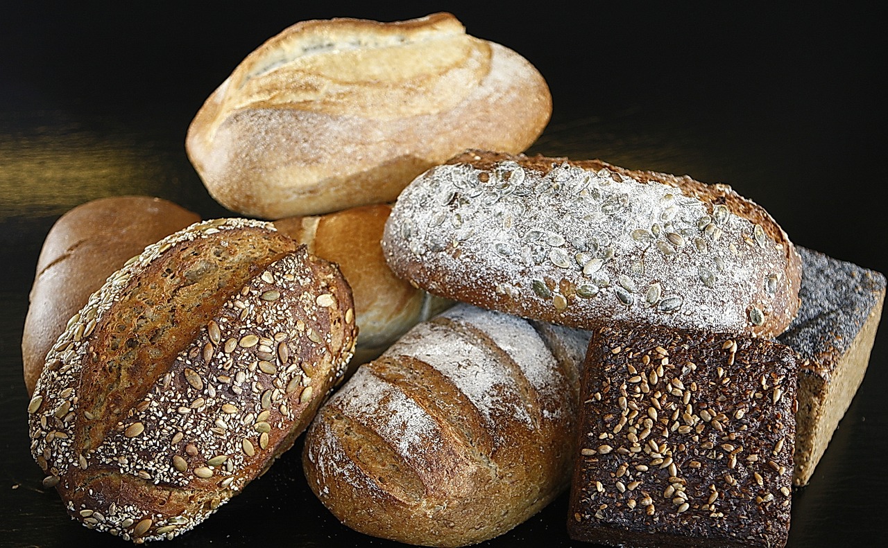 Photo illustrant une variété de pains de boulanger