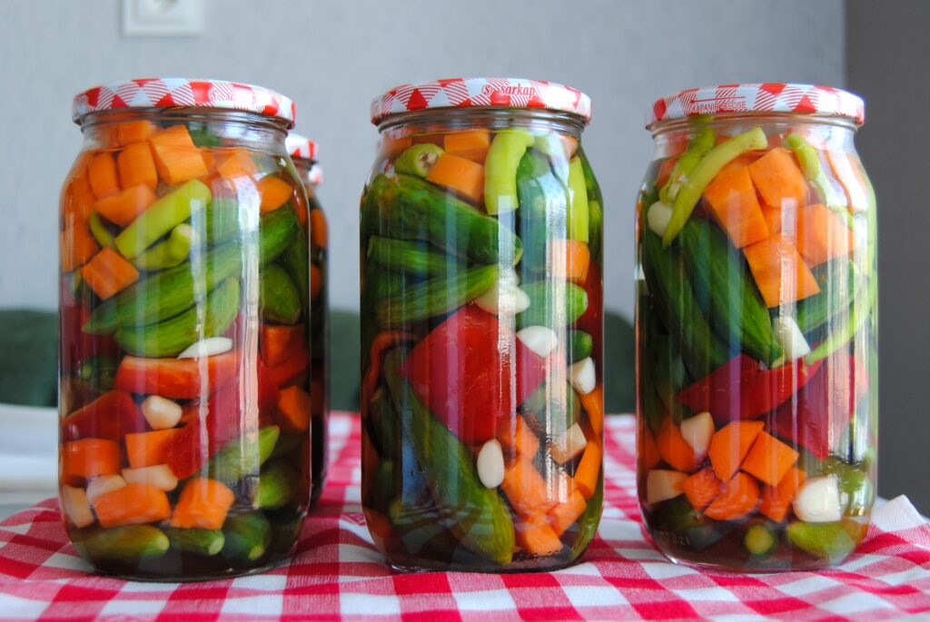 Photo représentant trois bocaux de légumes variés lacto-fermentés