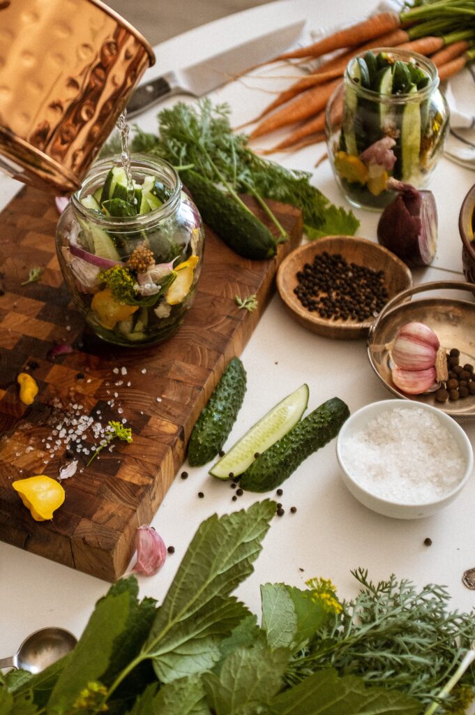 Photo illustrant la préparation de bocaux de légumes lacto-fermentés