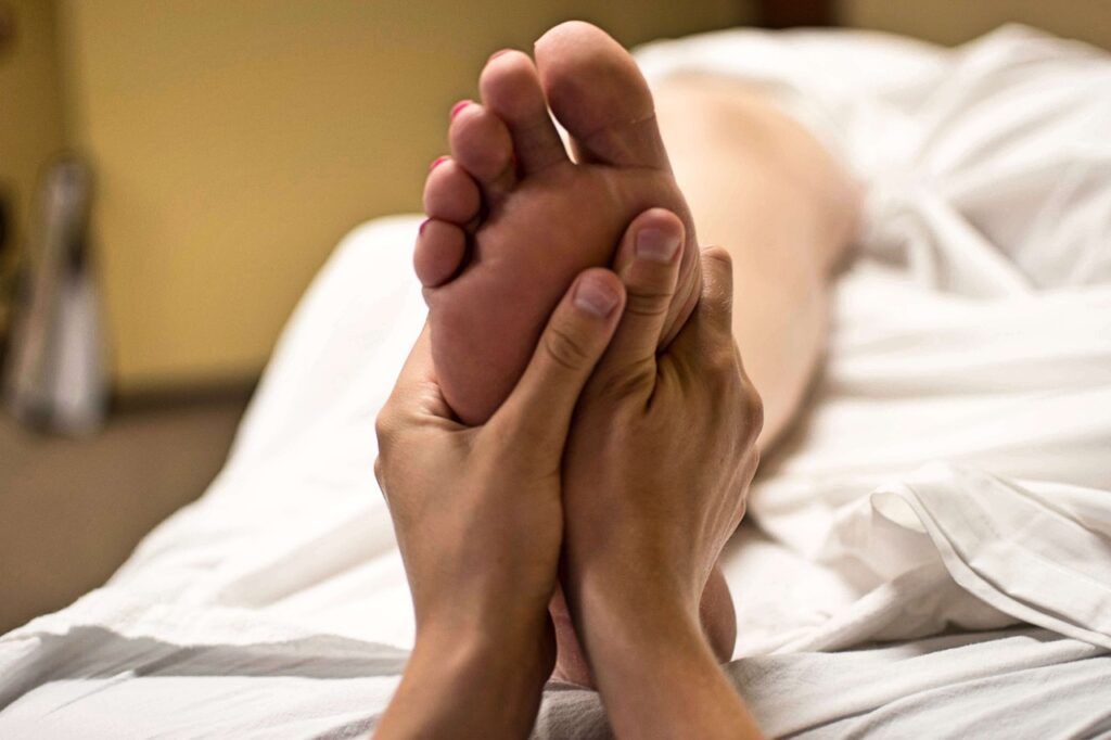 Photo illustrant une séance de réflexologie plantaire à offrir comme cadeau de Noël